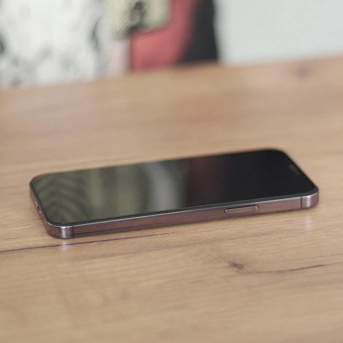 Telefon z założonym prywatyzującym szkłem hartowanym Wozinsky Privacy Glass